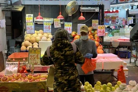 Quầy hàng hoa quả ở chợ Wan Chai, ngày 9/2/2022. (Ảnh: Mạc Luyện/TTXVN)
