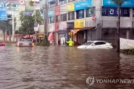 Mưa lớn gây lũ lụt ở Seoul, Incheon và các khu vực lân cận. (Nguồn: Yonhap)