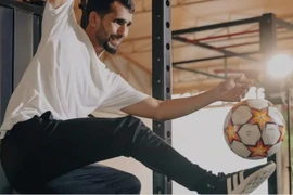 Ammar Ahmed Alkhudhiri lập kỷ lục tâng bóng 87 lần trong 30 giây khi đu xà bằng 1 tay. (Nguồn: Alarabiya News)