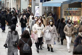 Người dân đeo khẩu trang phòng dịch COVID-19 tại Tokyo, Nhật Bản. (Ảnh: Kyodo/TTXVN)