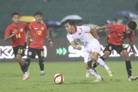 Pha khống chế bóng của cầu thủ Dụng Quang Nho (số 6). (Ảnh: Minh Quyết/TTXVN)