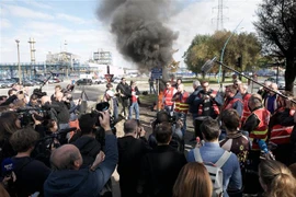 Công nhân tham gia đình công tại nhà máy lọc dầu Gravenchon-Port-Jerome ở Normandy, Pháp, ngày 12/10/2022. (Ảnh: AFP/TTXVN)