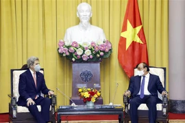 Chủ tịch nước Nguyễn Xuân Phúc tiếp Đặc phái viên của Tổng thống Hoa Kỳ John Kerry. (Ảnh: Thống Nhất/TTXVN)