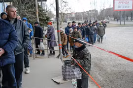 Người dân xếp hàng chờ nhận lượng thực cứu trợ tại Mykolaiv, Ukraine ngày 14/3/2022. (Ảnh: AFP/TTXVN)