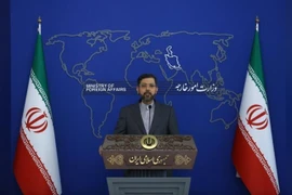 Người phát ngôn Bộ Ngoại giao Iran Saeed Khatibzadeh phát biểu tại cuộc họp báo ở thủ đô Tehran. (Ảnh: IRNA/TTXVN)