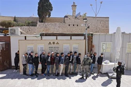 Người Palestine bị cảnh sát Israel bắt giữ trong cuộc đụng độ tại khu vực Đền Al-Aqsa ở Đông Jerusalem ngày 15/4/2022. (Ảnh: AFP/TTXVN)