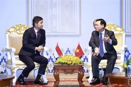 Chủ tịch Quốc hội Vương Đình Huệ gặp Chủ tịch Quốc hội Singapore Tan Chuan-Jin. (Ảnh: Doãn Tấn/TTXVN)