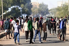 Lực lượng an ninh Sudan sử dụng hơi cay để giải tán đám đông biểu tình ở thành phố Omdurman ngày 4/1/2022. (Ảnh: AFP/TTXVN)