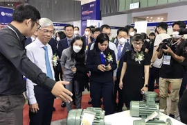 Đại diện UBND Thành phố Hồ Chí Minh, Bộ, ngành, hiệp hội và Ban tổ chức tham quan Vietnam ETE và Enertec Expo 2022. (Ảnh: Mỹ Phương/TTXVN)