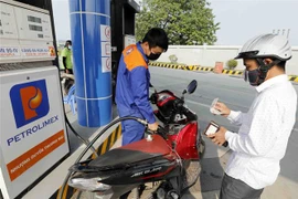 Mua, bán xăng tại cửa hàng bán lẻ xăng, dầu Petrolimex. (Ảnh: Trần Việt/TTXVN)