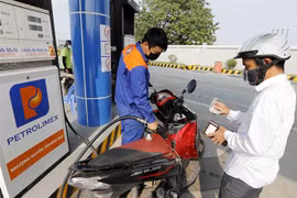 Mua, bán xăng tại cửa hàng bán lẻ xăng, dầu Petrolimex. (Ảnh: Trần Việt/TTXVN)