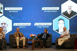 Đại diện các doanh nghiệp Hà Lan và Việt Nam cùng trao đổi kinh nghiệm về nuôi trồng thủy sản. (Ảnh: Thu Hiền/TTXVN)