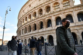 Người dân đeo khẩu trang phòng lây nhiễm COVID-19 tại Rome, Italy, ngày 24/1/2022. (Ảnh: THX/TTXVN)