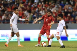 Tiền vệ Thuỳ Trang (8) giữ bóng khéo léo trước pha áp sát của hậu vệ Myanmar. (Ảnh: Hoàng Linh/TTXVN)