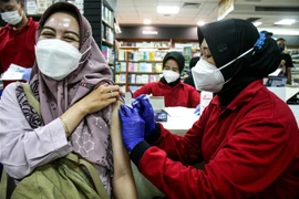 Nhân viên y tế tiêm vaccine ngừa COVID-19 cho người dân tại Surabaya, Đông Java, Indonesia, ngày 26/4/2022. (Ảnh: THX/TTXVN)