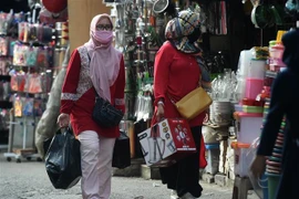 Người dân mua sắm tại một khu chợ ở Jakarta, Indonesia. (Ảnh: THX/TTXVN)