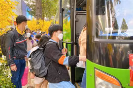 Sinh viên lên chuyến xe mùa Xuân về bên gia đình ngày cuối năm. (Ảnh: Hồng Giang/TTXVN)