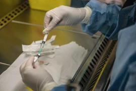 Một điểm tiêm vaccine ngừa HIV tại Shoshaguve, gần Pretoria, Nam Phi. (Ảnh: AFP/TTXVN)