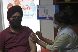 Nhân viên y tế tiêm vaccine phòng COVID-19 cho người dân ở New Delhi, Ấn Độ ngày 10/4/2022. (Ảnh: AFP/TTXVN)