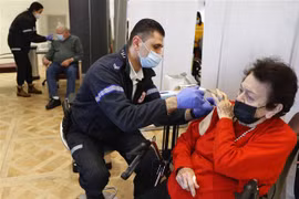 Nhân viên y tế tiêm vaccine phòng COVID-19 cho người dân tại thành phố Netanya, Israel ngày 5/1/2022. (Ảnh: AFP/TTXVN)