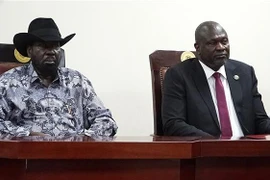 Tổng thống Nam Sudan Salva Kiir (trái) và lãnh đạo phe đối lập Riek Machar (phải) tại lễ ký thỏa thuận hòa bình ở Juba, ngày 3/4/2022. (Ảnh: AFP/TTXVN)