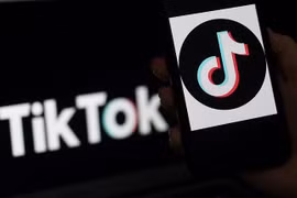 Biểu tượng của ứng dụng chia sẻ video Tik Tok trên màn hình điện thoại thông minh. (Ảnh: AFP/TTXVN)