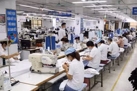 Công nhân làm việc trong xưởng may hàng xuất khẩu tại Garco 10 (Tổng Công ty May 10). (Ảnh: Trần Việt/TTXVN)