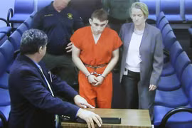 Cảnh sát áp giải đối tượng Nikolas Cruz (giữa) tới Tòa án hạt Broward, Fort Lauderdale, bang Florida ngày 15/2/2018. (Nguồn: AFP/TTXVN)