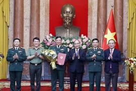 Chủ tịch nước Nguyễn Xuân Phúc trao Quyết định thăng quân hàm từ Trung tướng lên Thượng tướng đối với đồng chí Huỳnh Chiến Thắng, Ủy viên Trung ương Đảng, Phó Tổng Tham mưu trưởng QĐND Việt Nam. (Ảnh: Thống Nhất/TTXVN)