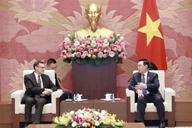 Chủ tịch Quốc hội Vương Đình Huệ tiếp Đại sứ Đặc mệnh toàn quyền Australia Andrew John Lech Goledzinowski. (Ảnh: Doãn Tấn/TTXVN)