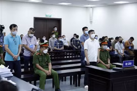 Bị cáo Phùng Anh Lê (áo trắng) và các bị cáo khác tại phiên tòa. (Ảnh: An Đăng/TTXVN)