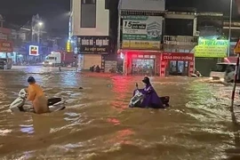 Đường biến thành "sông" tại thành phố Hạ Long, Quảng Ninh sau trận mưa lớn ngày 25/8. (Ảnh: TTXVN phát)