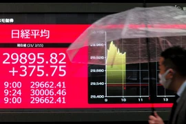 Bảng điện tử chỉ số chứng khoán của Nhật Bản tại sàn giao dịch Tokyo. (Ảnh: AFP/TTXVN)