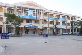 Trường THCS Nguyễn Trãi, thành phố Vĩnh Long, tỉnh Vĩnh Long phân luồng các hướng đi vào lớp cho học sinh. (Ảnh: Lê Thúy Hằng/TTXVN)