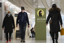 Người dân đeo khẩu trang phòng dịch COVID-19 tại trung tâm thương mại ở New York, Mỹ ngày 29/3/2022. (Ảnh: THX/TTXVN)