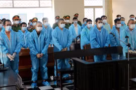 Các bị cáo nghe tòa tuyên án. (Ảnh: Công Mạo/TTXVN)
