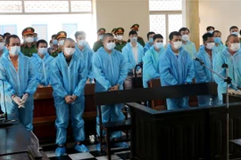 Các bị cáo nghe tòa tuyên án. (Ảnh: Công Mạo/TTXVN)