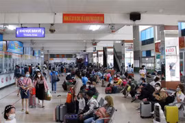Hành khách tại Bến xe miền Đông, TP Hồ Chí Minh. (Ảnh: Tiến Lực/TTXVN)