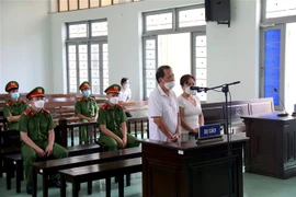 Hai bị cáo Hồ Ngọc Thạch và vợ là Phạm Thị Kim Oanh tại tòa. (Ảnh: Nguyễn Thanh/TTXVN)