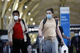 Du khách đeo khẩu trang phòng dịch COVID-19 tại sân bay quốc gia Ronald Reagan Washington ở Arlington, Virginia (Mỹ) ngày 14/4/2022. (Ảnh: THX/TTXVN)