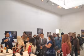 Bạn bè Venezuela nghe giới thiệu về những nét văn hóa đặc sắc của Việt Nam. (Ảnh: TTXVN phát)