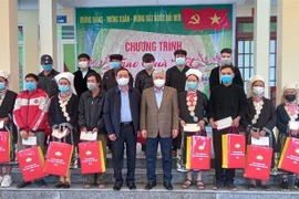 Ông Đỗ Văn Chiến cùng đoàn công tác đến thăm, tặng quà, chúc Tết người nghèo và gia đình chính sách tại xã Thịnh Vượng, huyện Nguyên Bình, tỉnh Cao Bằng. (Ảnh: Quốc Đạt/TTXVN)