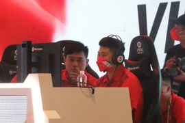 VĐV đội tuyển Việt Nam thi đấu chung kết nội dung FIFA Online 4. (Ảnh: Minh Đông/TTXVN)