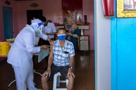 Nhân viên y tế tiêm vaccine ngừa COVID-19 cho người dân tại Selangor. (Ảnh: THX/TTXVN)