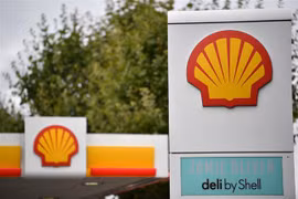 Biểu tượng Tập đoàn năng lượng Shell tại một trạm xăng ở London, Anh. (Ảnh: AFP/TTXVN)