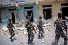 Lực lượng an ninh Somalia được triển khai tới hiện trường một vụ tấn công tại Mogadishu, ngày 14/7/2018. (Ảnh: AFP/TTXVN)