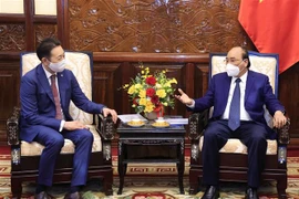 Chủ tịch nước Nguyễn Xuân Phúc tiếp Đại sứ Kairat Sarybay, Giám đốc Điều hành CICA. (Ảnh: Thống Nhất/TTXVN)