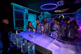 Khách hàng gọi đồ uống tại Ice Pub ở Prague, Cộng hòa Séc, ngày 19/7. (Nguồn: Reuters)