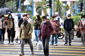  Người dân đeo khẩu trang phòng lây nhiễm COVID-19 tại Hong Kong, Trung Quốc, ngày 7/2/2022. (Ảnh: THX/TTXVN)