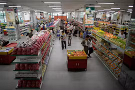 Người dân mua sắm tại một siêu thị ở Pyongyang, Hàn Quốc. (Ảnh: AFP/TTXVN)